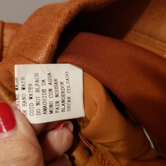 MICHEL Cdesign Cuffed Lined Lady's Shorts with 2 Pockets and Zippered Closure - Picture 7 of 7